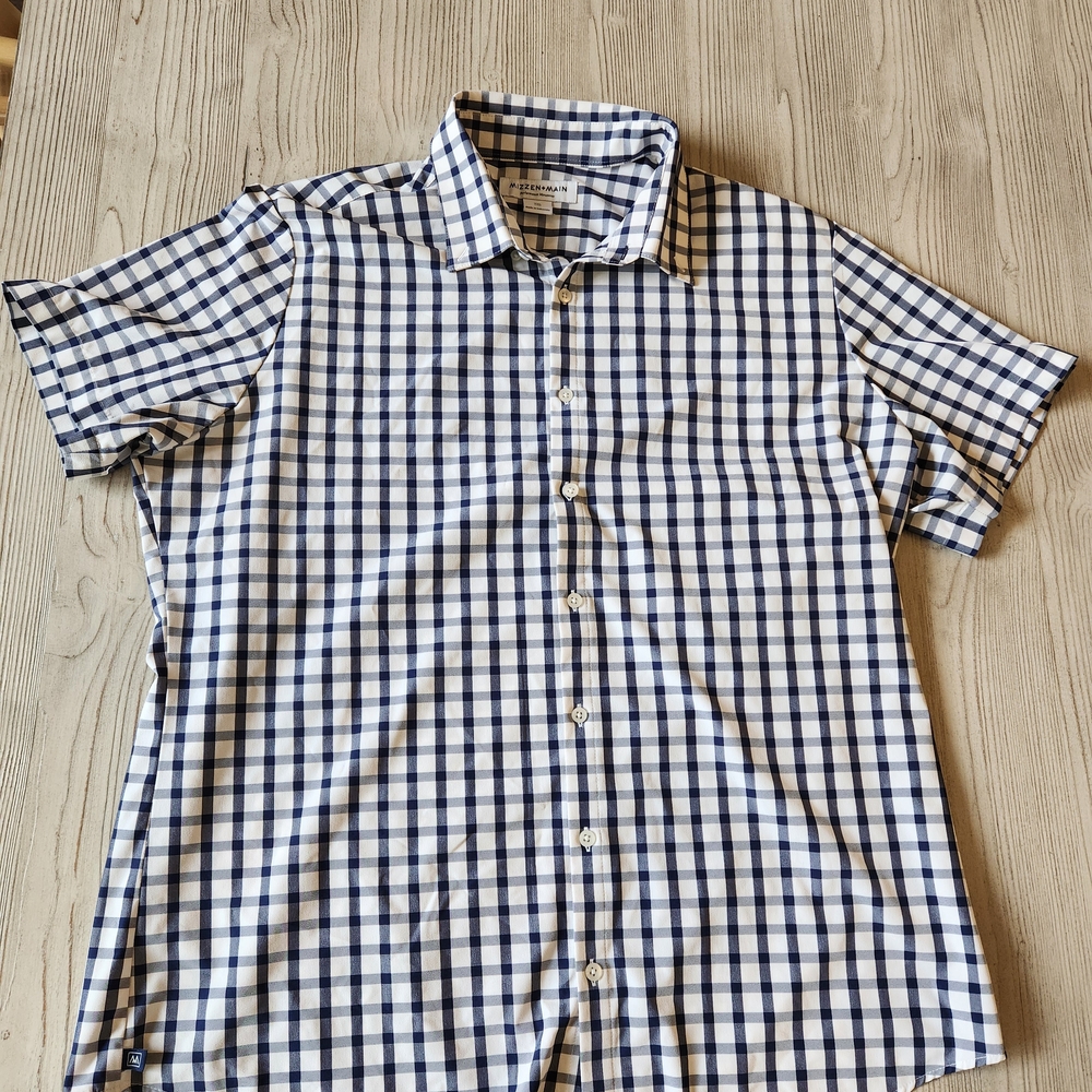 Men's Blue and White Checkered Short-sleeve Shirt